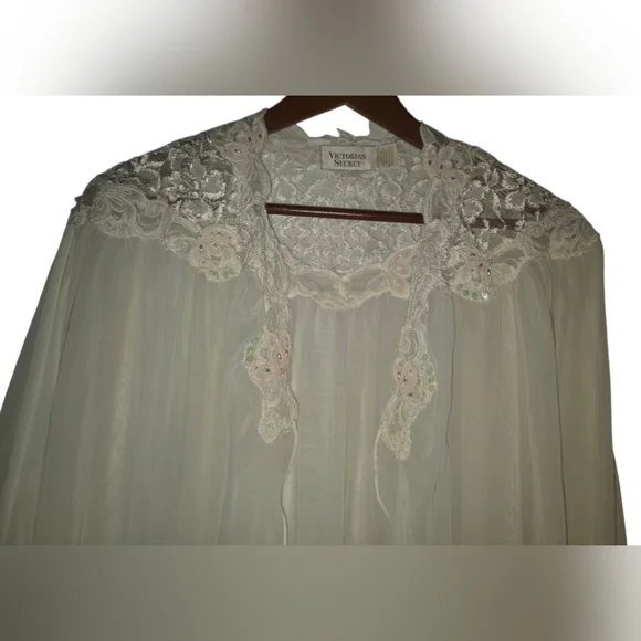 Vintage Victoria Secret Feminine Lingerie Robe. One Size. Excellent condition. - Picture 9 of 16
